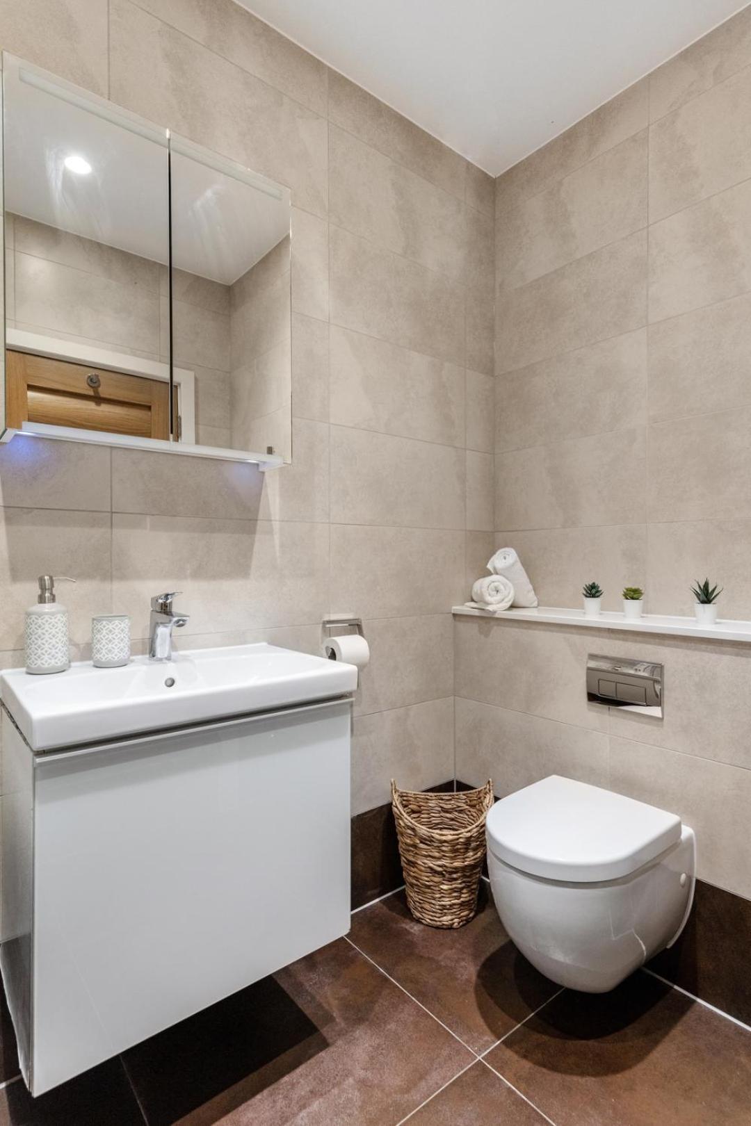 Apartment Bnbnook - Spacious 2br - Walk To Soho & Oxford Street London