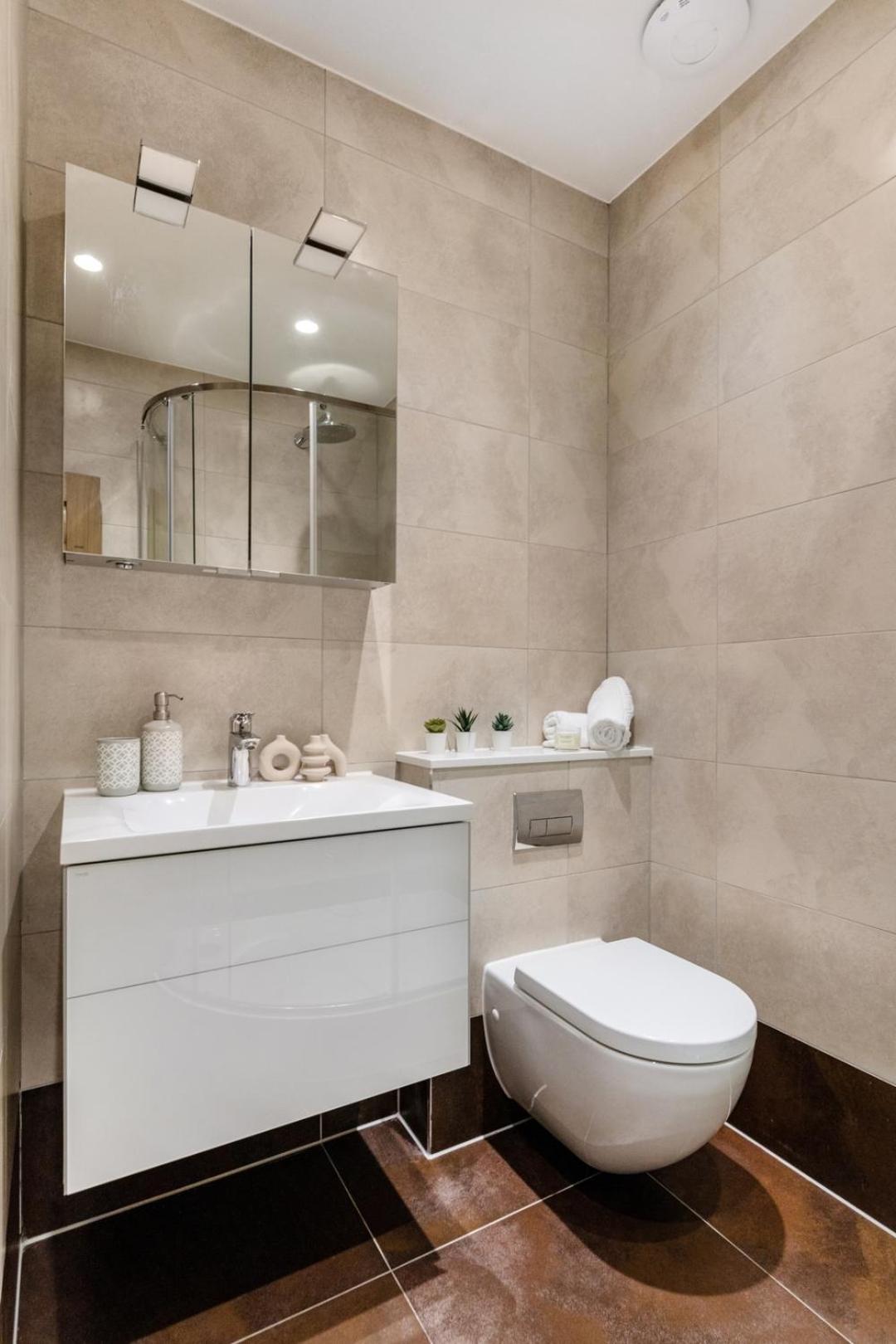 Bnbnook - Spacious 2br - Walk To Soho & Oxford Street *
