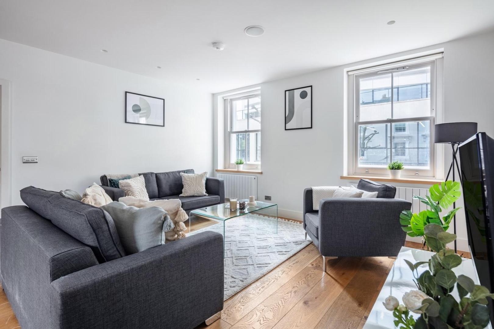 Bnbnook - Spacious 2br - Walk To Soho & Oxford Street London
