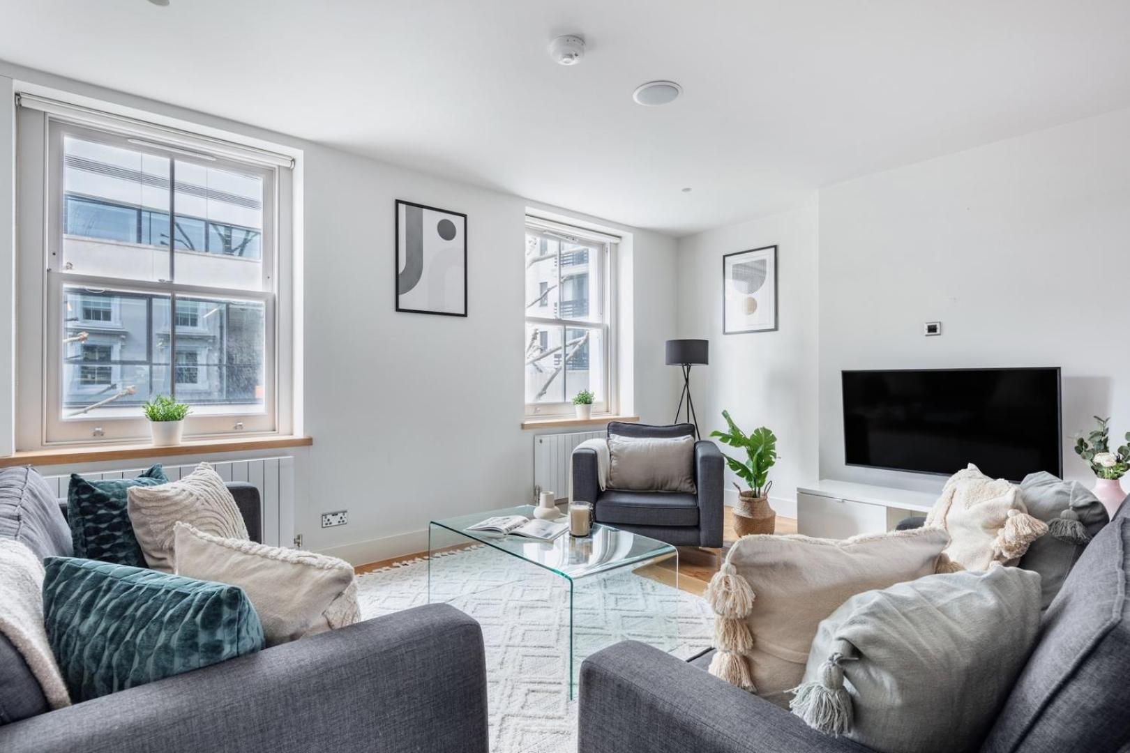 Bnbnook - Spacious 2br - Walk To Soho & Oxford Street